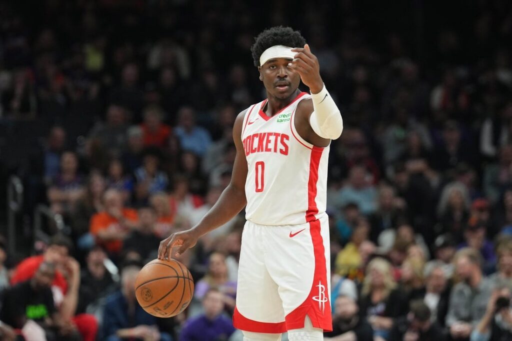 Aaron Holiday dribbles