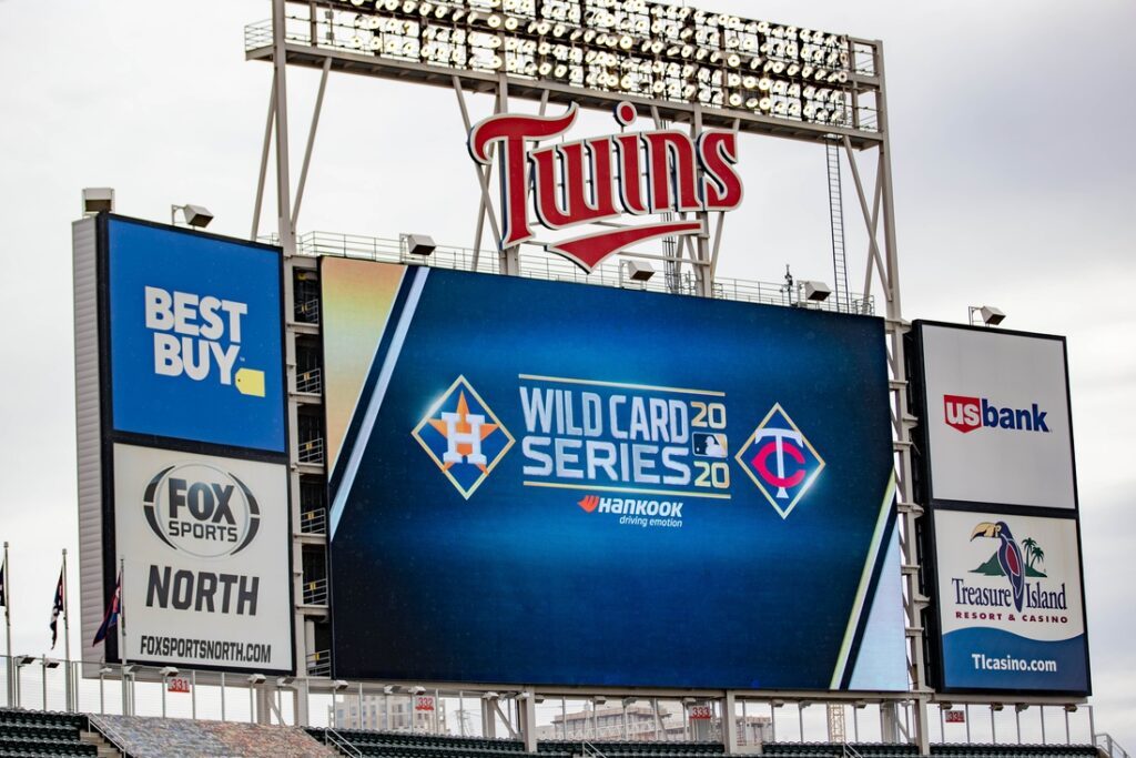 minnesota twins target field scoreboard