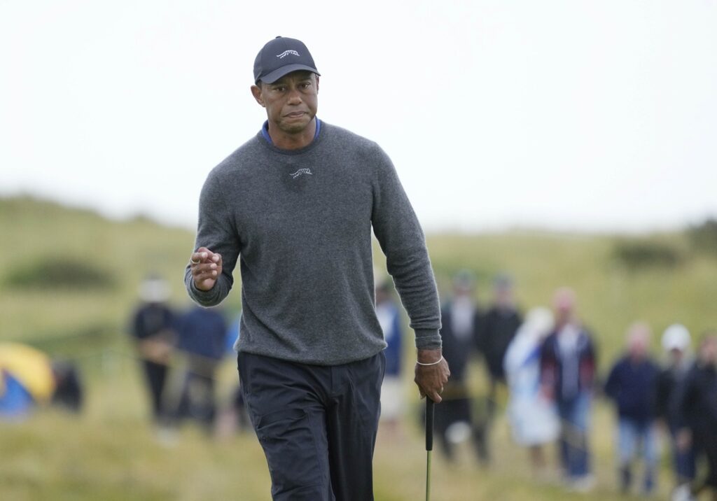 tiger woods reacts