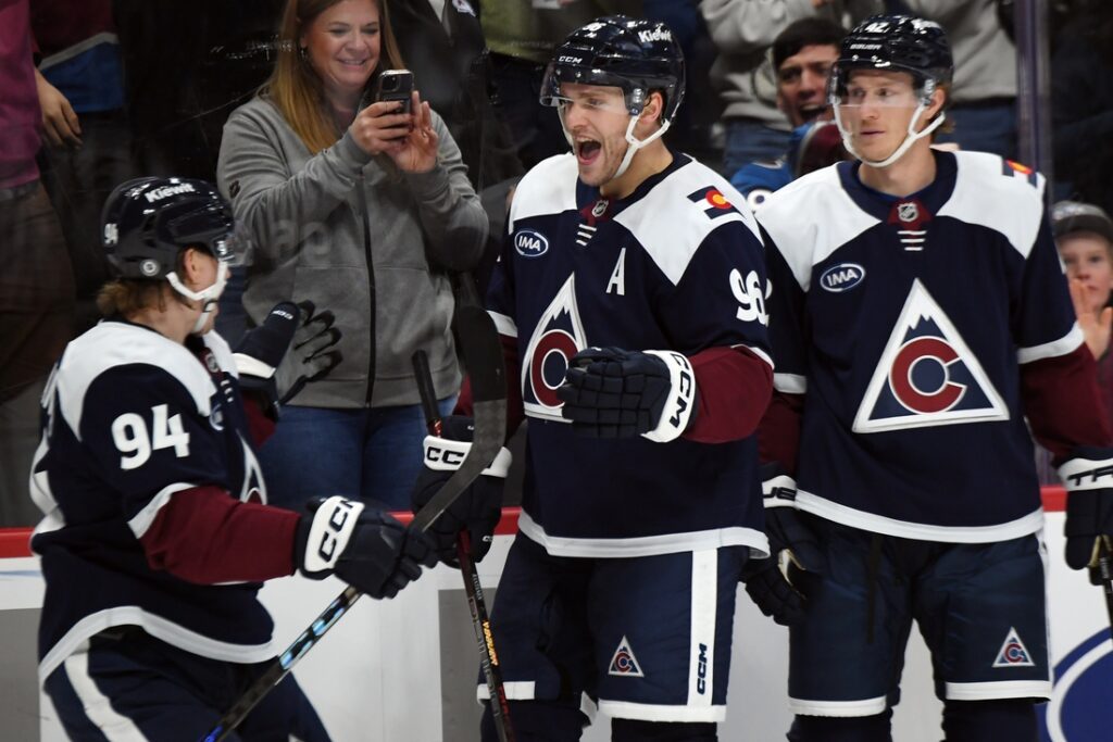 Avalanche, Predators