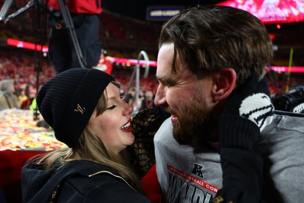 travis kelce taylor swift arrowhead