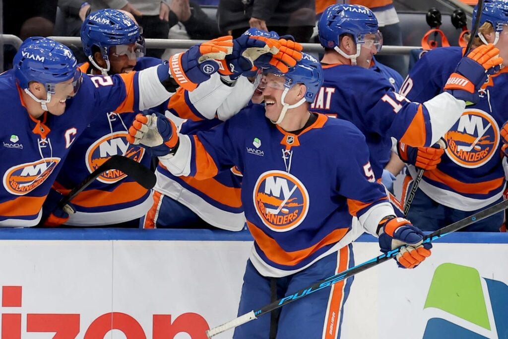 Islanders, Avalanche